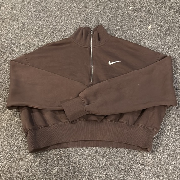 Womens Nike sweatsuit 
Size Med top
Size SM bottom - Picture 2 of 6